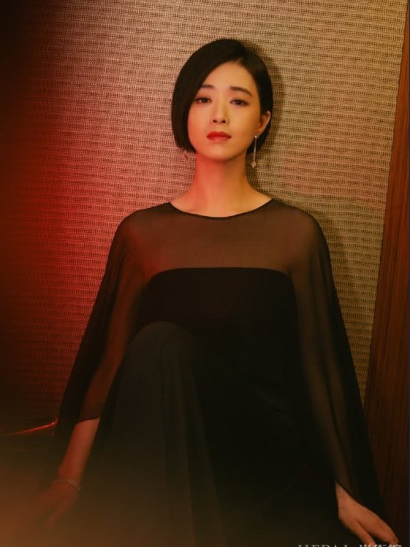 蒋欣一袭薄纱抹胸斗篷裙太显瘦,大骨架也能仙范