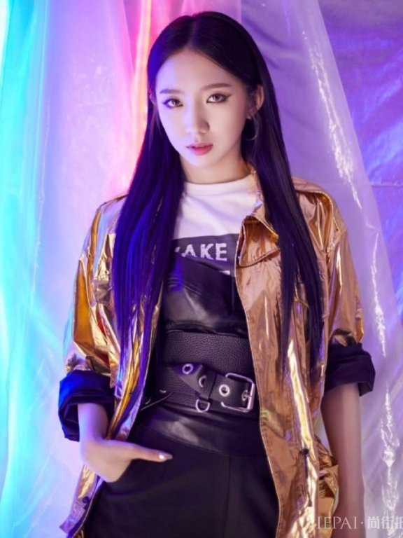 孟美岐力将半腿毒液靴穿出了堆堆袜的感觉,太少女!