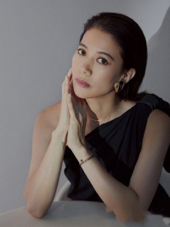 袁咏仪穿西装套装比男生还帅气!碎发丸子头有点凌乱美