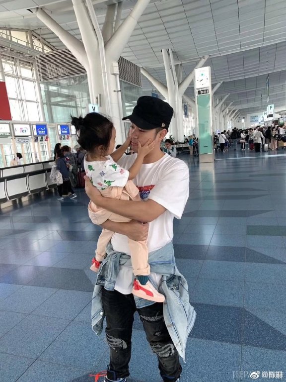 陈赫晒与女儿温馨合照，安安嘱咐爸爸好好吃饭不要打嗝笑翻网友