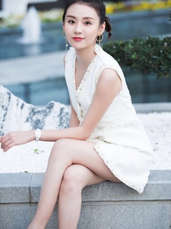 郑合惠子一袭白色V领短裙搭配亮眼耳环,越发时尚迷人