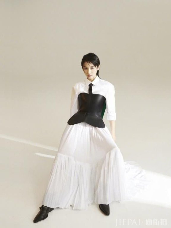 王子文T恤搭配休闲裤好看又有气质，小个子的穿搭典范