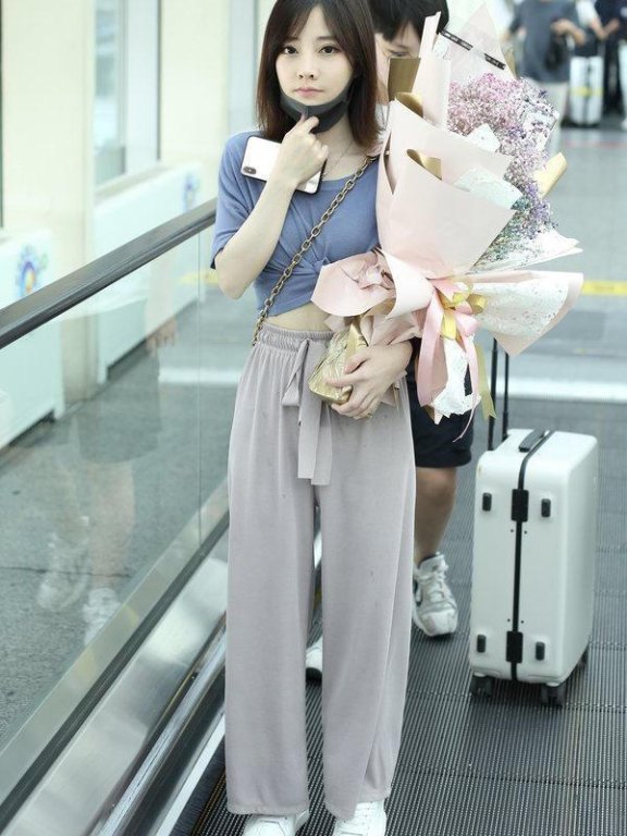 冯提莫T恤打结搭配休闲裤,立马变高级起来了