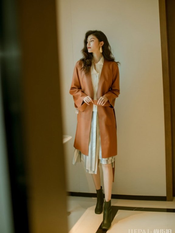 何穗公主卷发搭配衬衫连衣裙,青春靓丽又有少女感