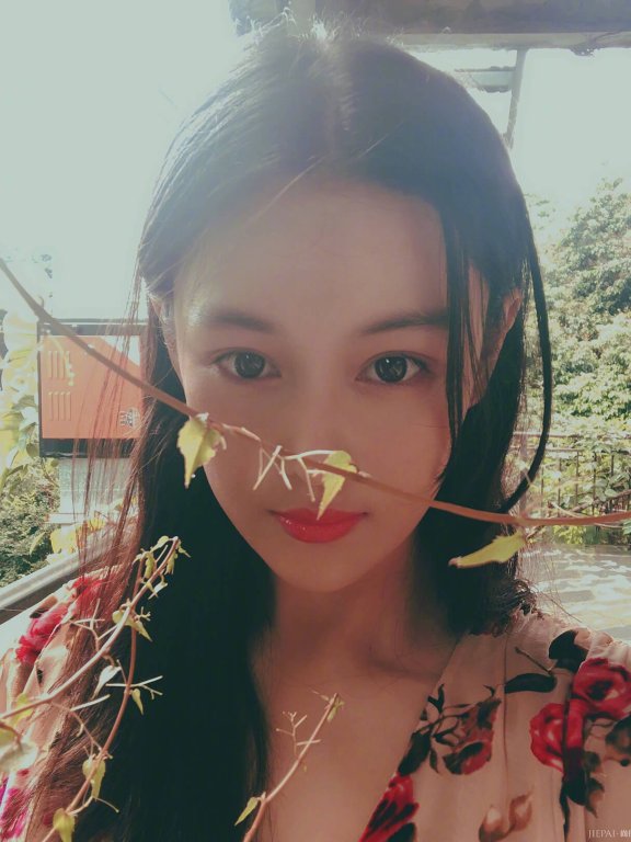 张馨予晒老公视角美照，被曝生产后发量茂密令人羡慕