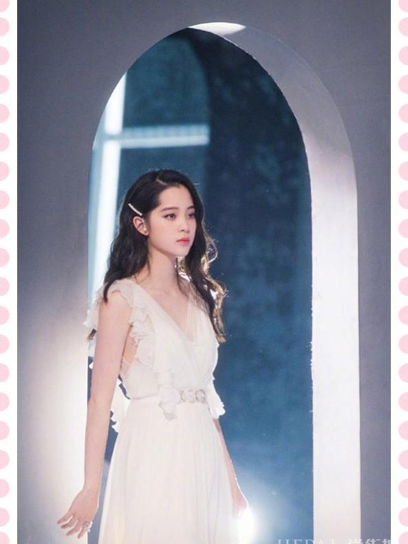 欧阳娜娜卷发配V领裙大秀女人味,转身那刻太美了