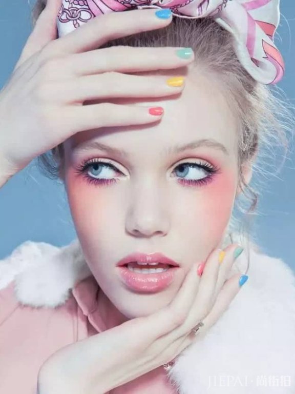 怎样擦粉底才能一整天不脱妆?