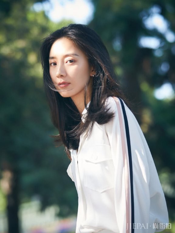 朱颜曼滋穿白色衬衫搭配阔腿裤清新灵动,给人初恋般的感觉