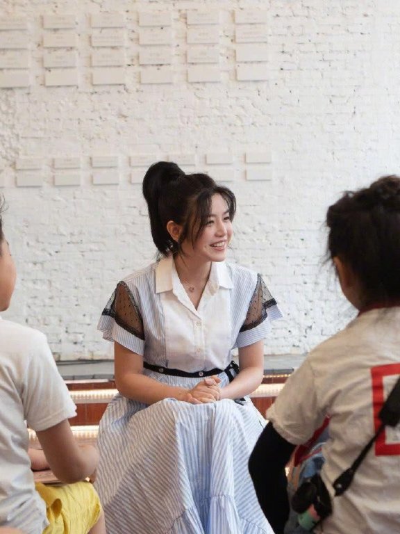 陈妍希衬衫裙搭配高马尾，30多岁还那么清纯甜美