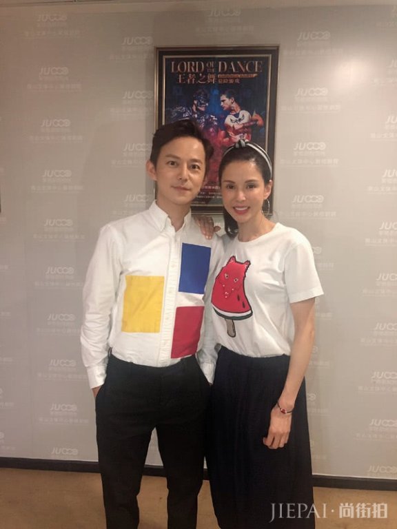 李若彤秀自拍照片,头戴发箍秒变美少女