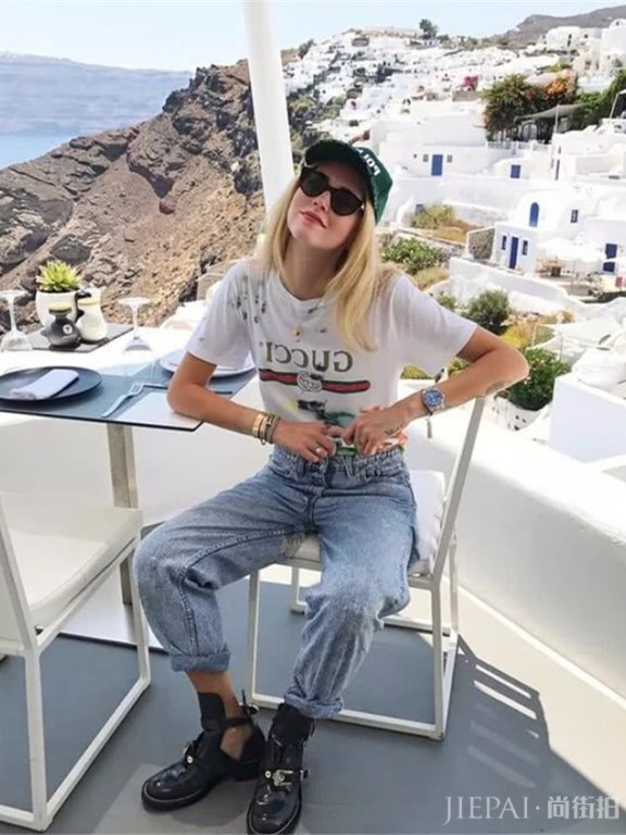 夏天用糖果色棒球帽来抢镜,为你的时尚造型添彩