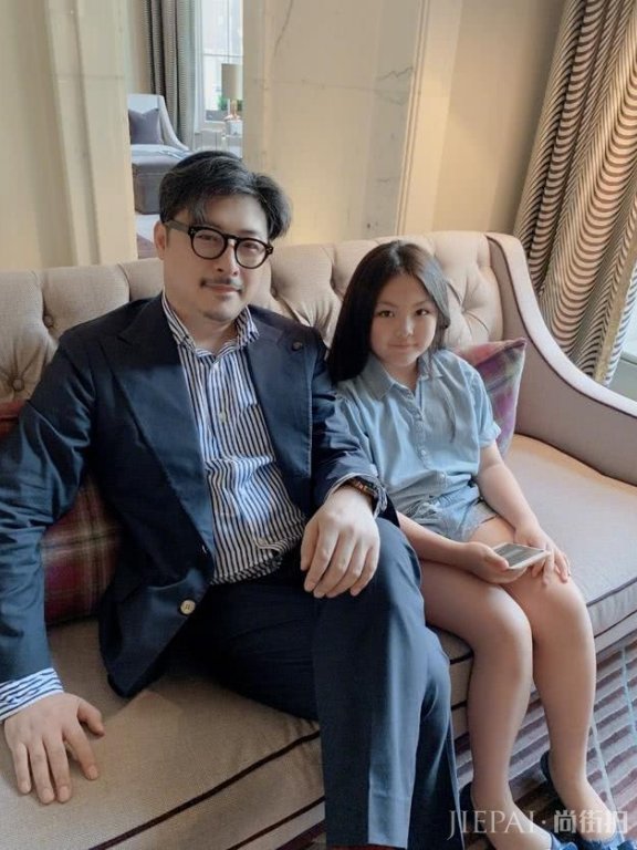 李湘晒贵妇日常游伦敦,王岳伦白发显沧桑,王诗龄乖巧如迷你李湘