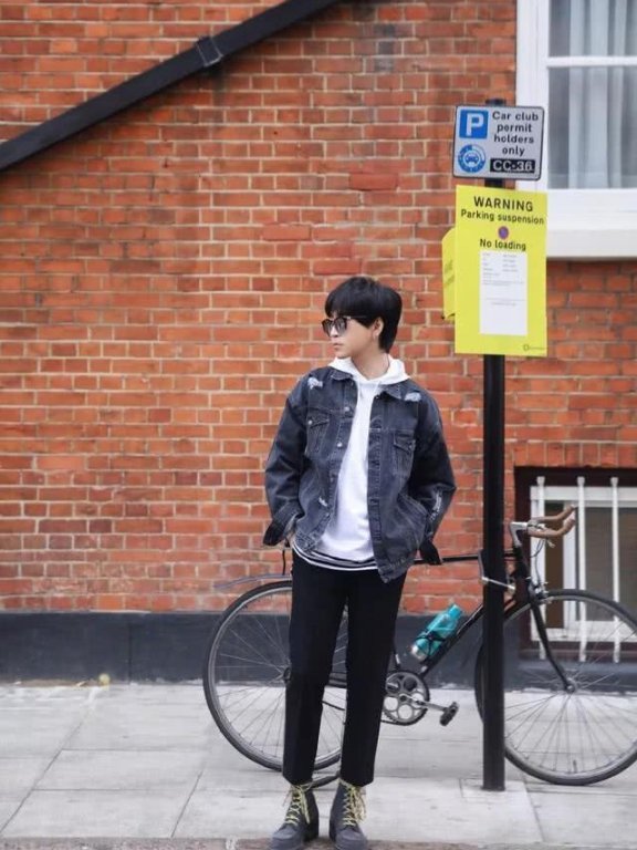 韩火火果然是走在时尚尖端的人,用铁链当腰带雨伞当配饰,个性独特