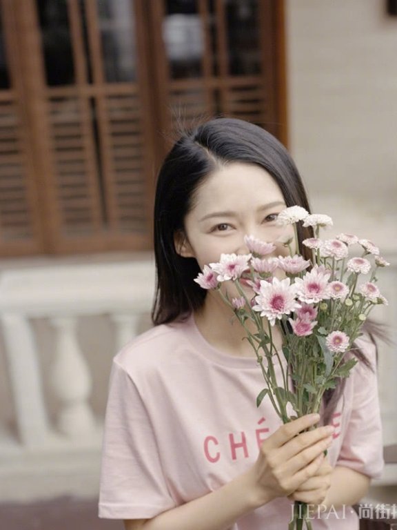 李沁晒夏季少女搭配,一件粉色短袖配白短裤,气质正好