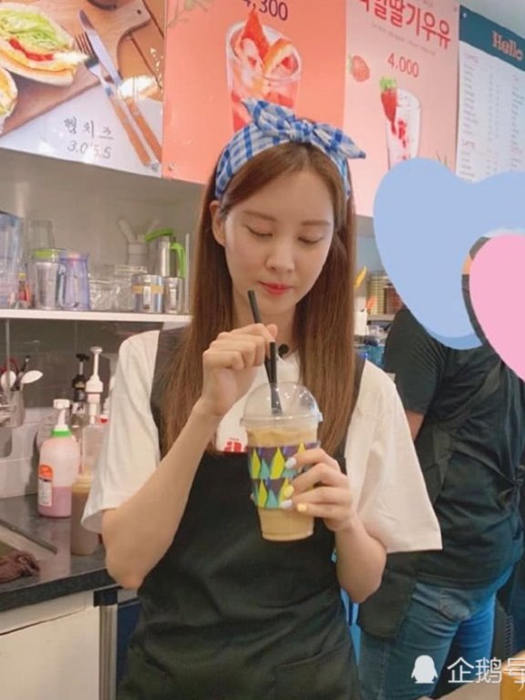 徐贤一身黑白装配少女发带打工,成了时髦的服务员?