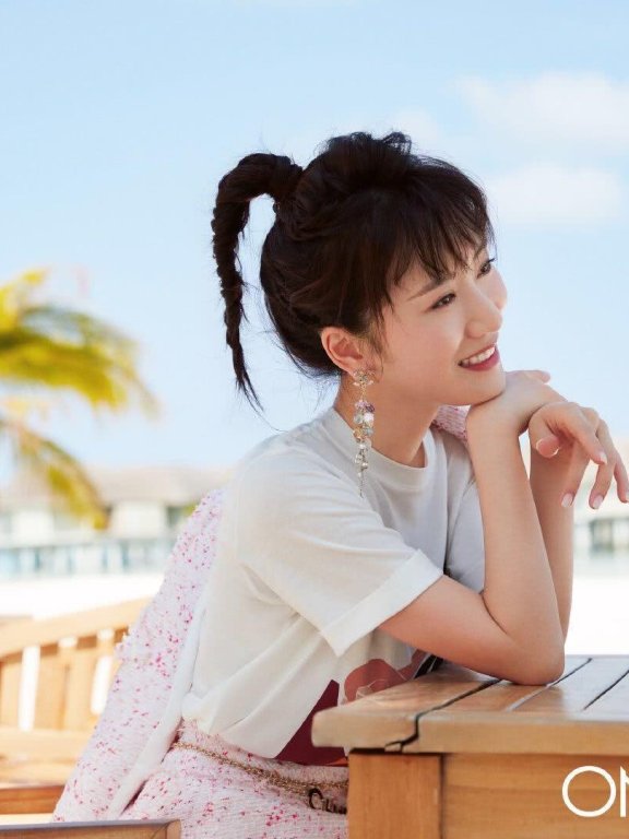 李念越来越火,扎葫芦辫拍5套造型写真,清纯如少女