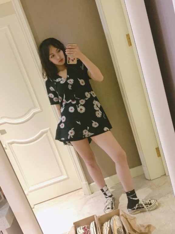 程潇的萌萌腿太配雏菊裤了,美得冒泡