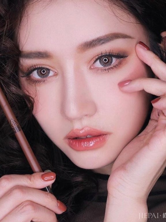 她是四小花旦里唯一没动过脸的,那比镰刀还细的山根是P出来的吗?