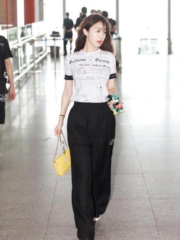 李菲儿机场街拍，穿“报纸”短袖阔腿裤，气场1米8