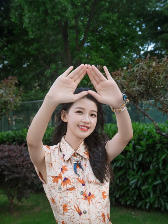 张雪迎孙怡同台比美,都是90后,一个摩登女郎,一个美成公主