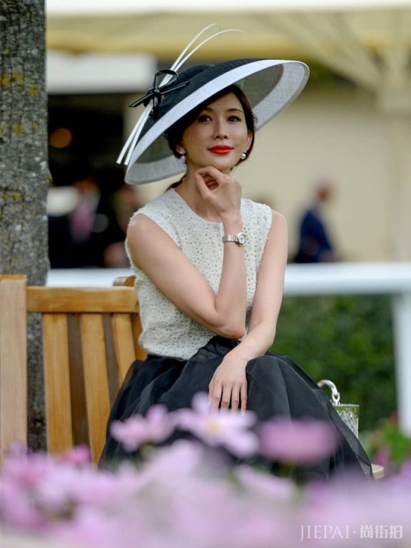 林志玲礼帽配礼裙,尽显人妻时尚魅力