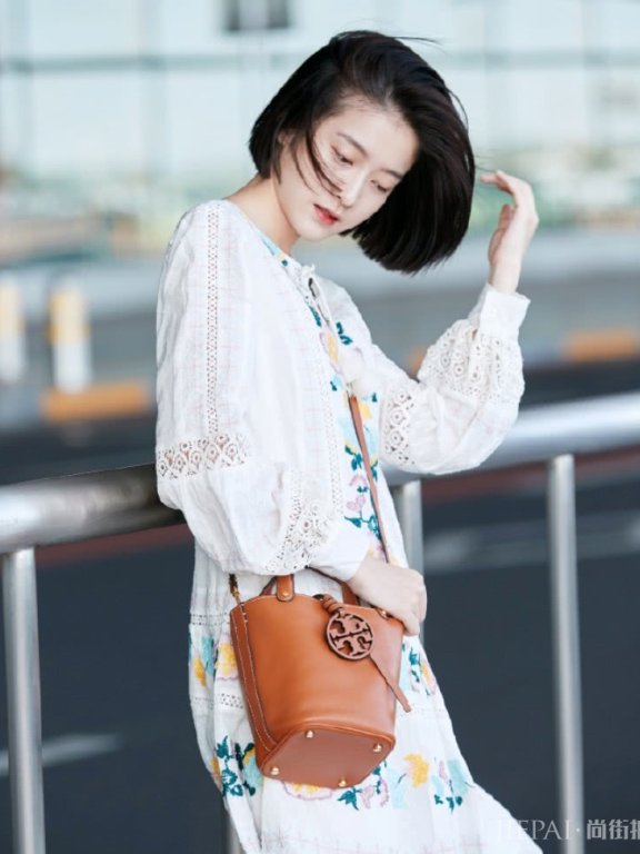 张雪迎剪短发后开了挂，穿丑丑鞋意外时尚