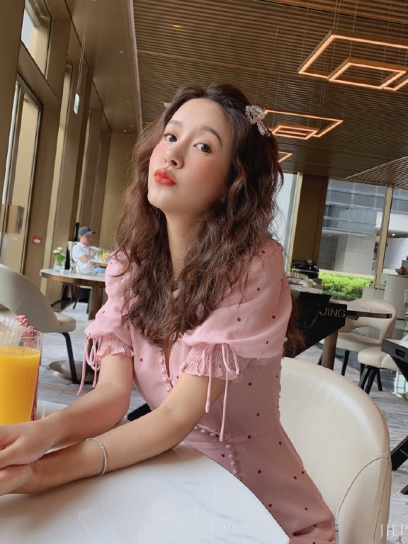 张子萱穿粉裙卷发配水蜜桃妆太甜,长腿更不低调