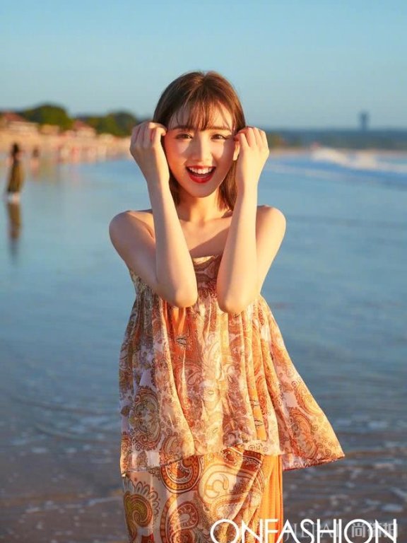 31岁毛晓彤童颜似18岁,少女感太强