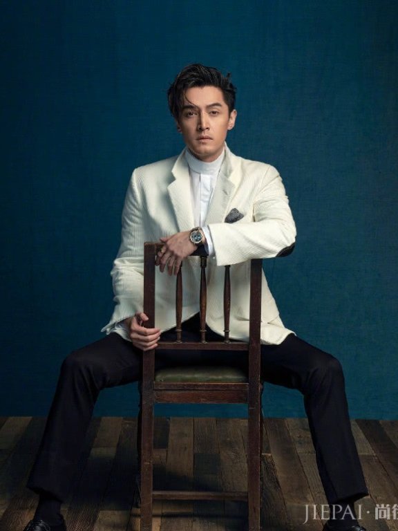 胡歌新写真连换五套私服超帅,配上新发型又痞又有魅力