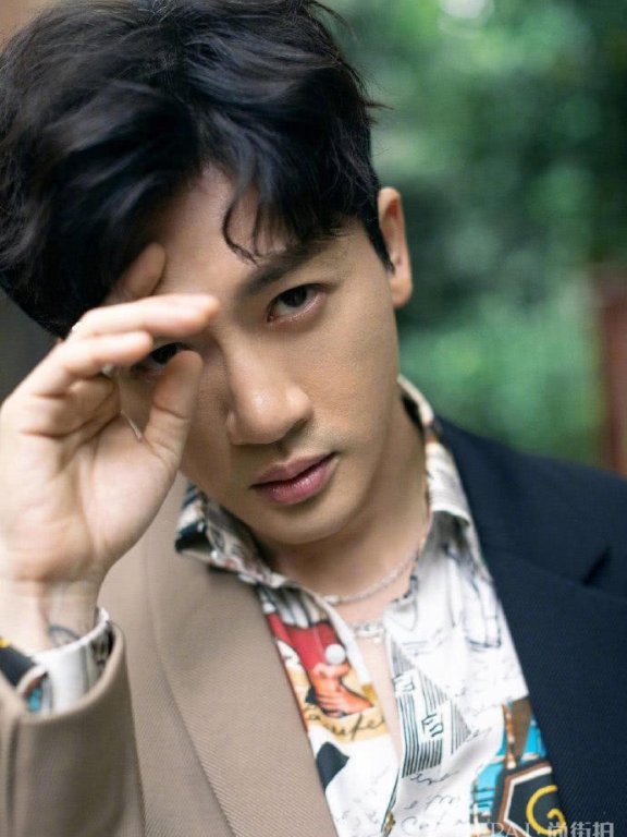 苏有朋撞色西装穿出年轻范,男神重出江湖