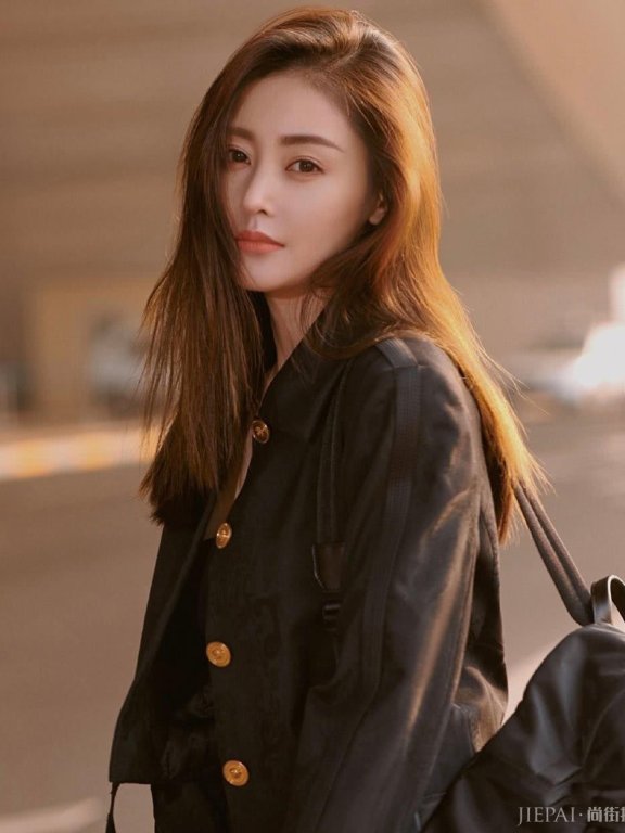 张天爱街拍 裹胸蕾丝炸翻机场!搭配实力真强大