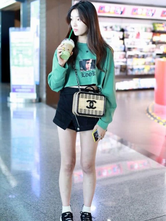 林允街拍私服拉链大开真前卫！倒置裤突然走红，个性潮流又好看