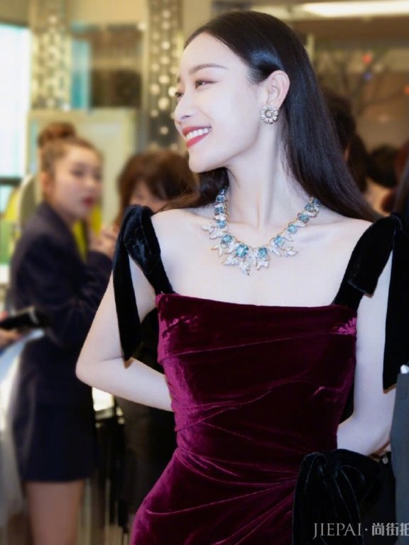 倪妮穿红色礼服扎腰带,却被“火箭鞋”抢了镜