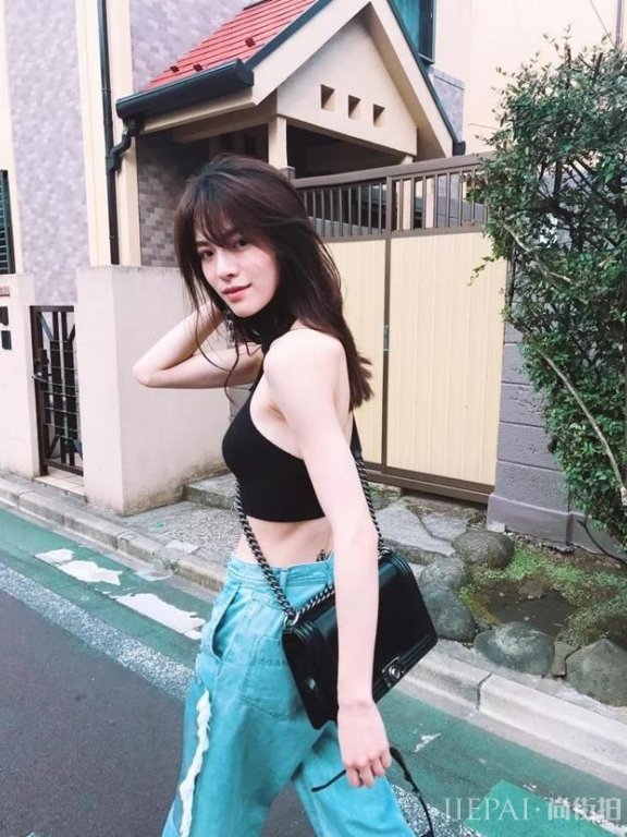 钟楚曦神仙肩颈线上热搜,穿上今夏最流行吊带太高级