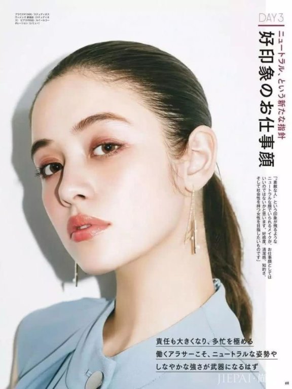 女明星在争先抢后画的妆容，画对了你就是明星