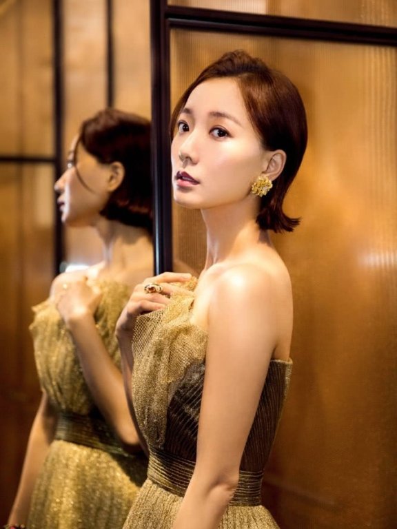 王珞丹穿衣风格从优雅气质美女,秒变酷帅滑板女孩