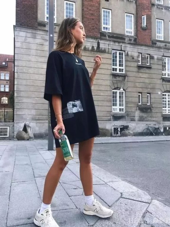 欧美街拍 今年夏天T恤这样穿又时尚还好看