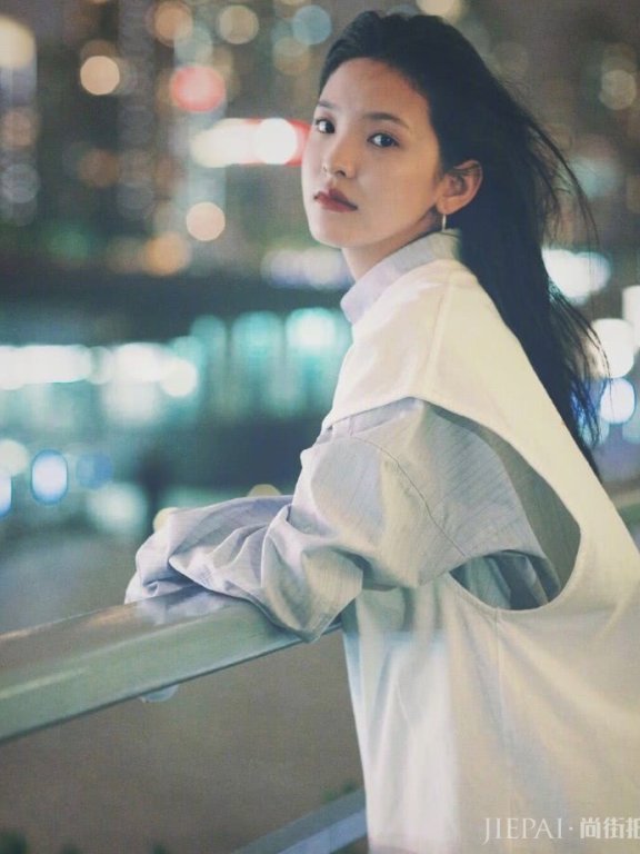 章若楠衬衫叠穿背心穿成蓬蓬裙,意外洋气