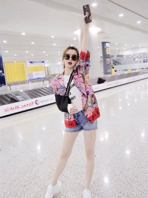 女人味十足的真丝衬衫,戚薇和李宣美穿同款,你pick谁?