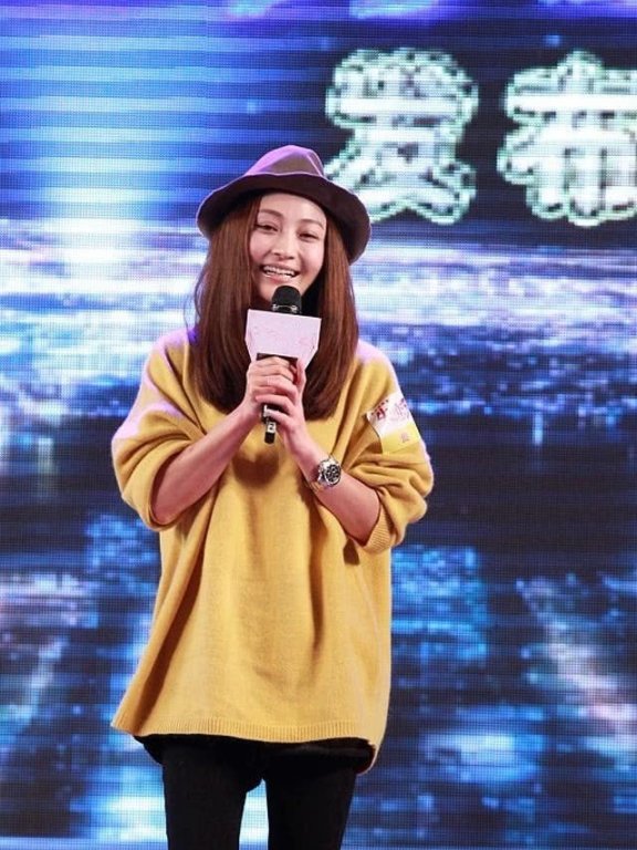 姚笛穿白色无袖连衣裙现身回头率高,气场十足