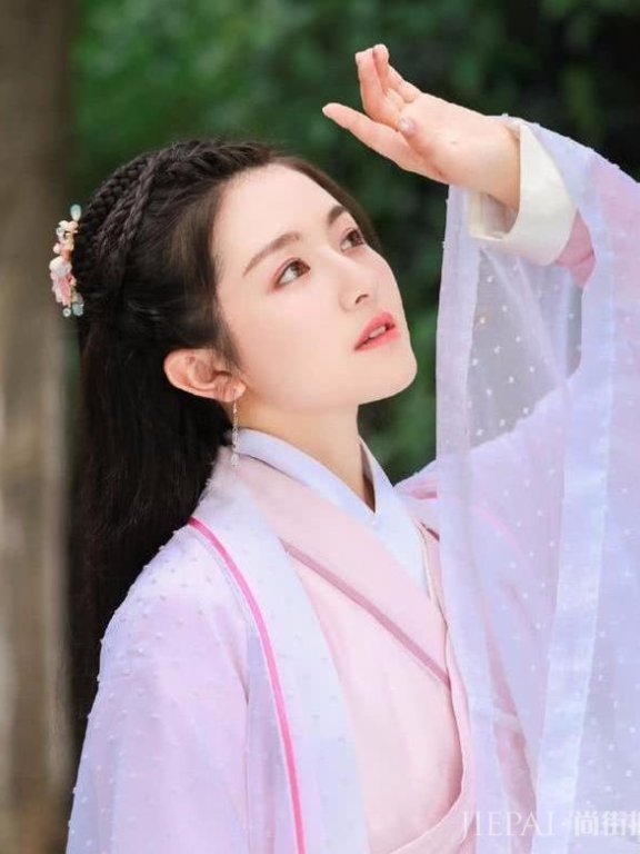 李兰迪小圆脸古装扮相,演出了大小姐的贵气感
