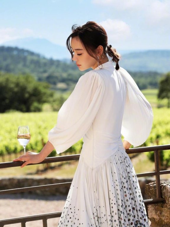袁姗姗穿西式宫廷风长裙,葡萄酒庄园上演法式浪漫