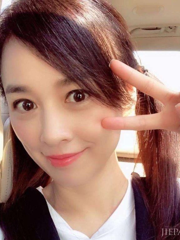 张庭端午节晒与儿女合照为高考加油,扎双马尾打篮球双腿纤细