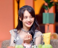 郑爽《我们长大了》换发型，半扎马尾清纯减龄，穿薄纱裙又仙又美