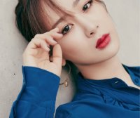 杨紫杏眼圆脸配星空衬衫,御姐气质明显