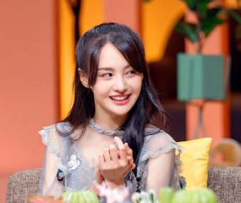 郑爽《我们长大了》换发型，半扎马尾清纯减龄，穿薄纱裙又仙又美