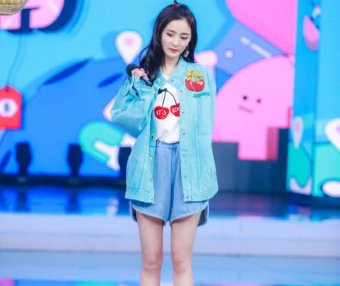 宋祖儿走机场撞衫杨幂,甜美不失性感