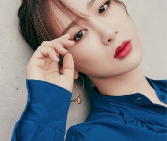 杨紫杏眼圆脸配星空衬衫,御姐气质明显