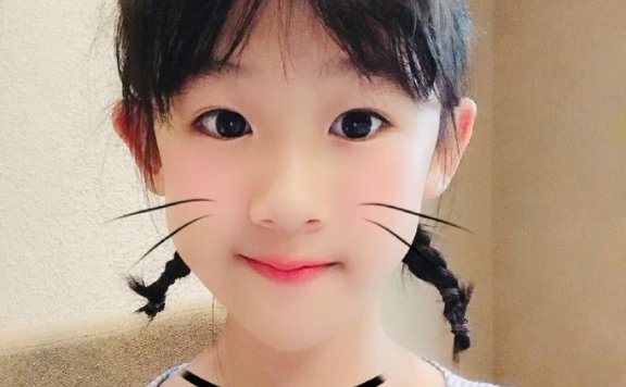 鲍蕾将两女儿拍成了黑炭,贝儿拉着妹妹玩美颜自拍实力嫌弃妈妈