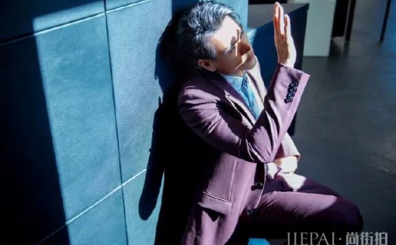 彭于晏花衬衫搭配酒红色西装,超有男人味